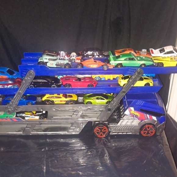 Hot Wheels Collection - 29 Hot Wheels Cars + Tractor Trailer Mega Hauler Storage - Picture 13 of 14